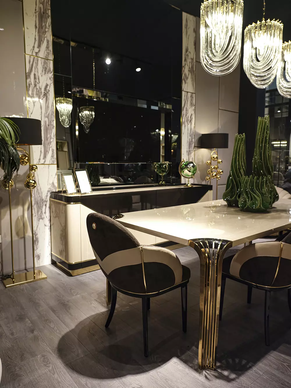 SKY Dining Room, which has fascinating colors, will open your appetite with its elegance.